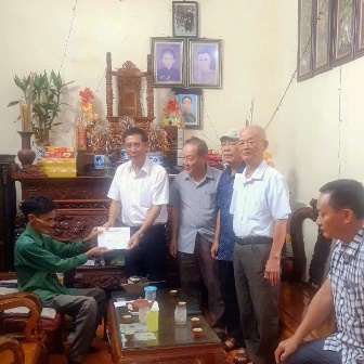 Tương thân tương ái: Dòng họ Vũ - Võ Hải Dương trao quà hỗ trợ gia đình cháu Vũ Huy Hoàng